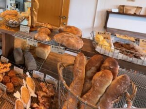 志摩市の人気パン屋 Maki's Bakery（マキズベーカリー）の店内に陳列されているパン3