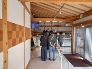 津市の高虎ドッグのショーケース前に並ぶ行列
