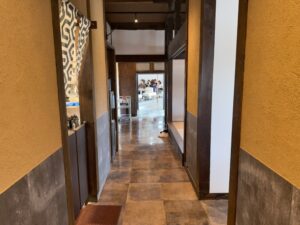 津市の高虎ドッグの店内