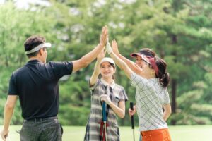 社会人サークルのゴルフで楽しむ男女