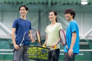 社会人サークルのテニスで楽しむ男女