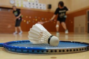 社会人サークルのバドミントンを楽しむ人