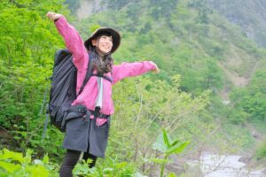 社会人サークルの登山を楽しむ女性
