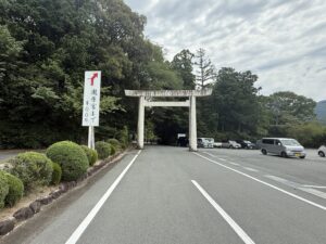道の駅きつつき館前の伊勢神宮 内宮・皇大神宮の別宮「瀧原宮」の鳥居